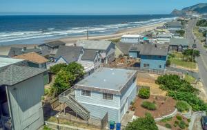 una vista aérea de una playa con casas y el océano en Beachlandia, en Lincoln City