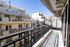 widok z balkonu budynku w obiekcie Four Reasons Apts Ntepo w Salonikach