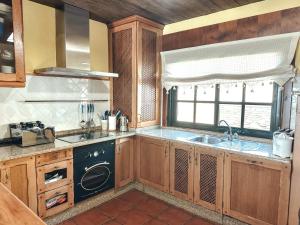 Køkken eller tekøkken på ThatsHome Villa Pedriñas + 7 billeder