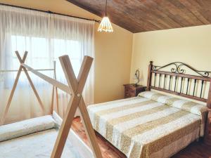 En eller flere senge i et værelse på ThatsHome Villa Pedriñas