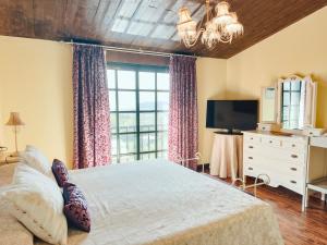 En eller flere senge i et værelse på ThatsHome Villa Pedriñas