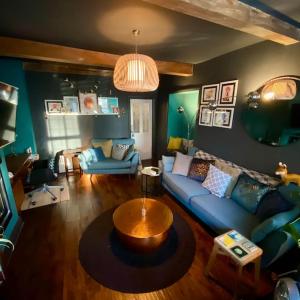 uma sala de estar com um sofá azul e uma mesa em Character Property in Central Halifax em Halifax