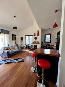 - un salon avec un bar et un canapé dans l'établissement Appartamento Baia Azzurra - BeLocations, à Capitana