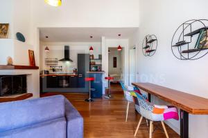 - un salon avec un canapé bleu et des chaises dans l'établissement Appartamento Baia Azzurra - BeLocations, à Capitana