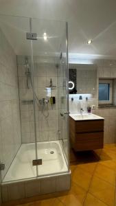 ein Bad mit einer Dusche und einem Waschbecken in der Unterkunft Exklusives Refugium- Privat-Boardinghouse Meerbusch - Ihre Oase nahe der Messe Düsseldorf in Meerbusch