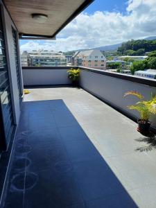 d'un balcon avec vue sur la ville. dans l'établissement roof top Papeete, à Papeete