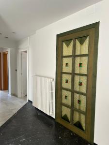 a room with a wooden door with stained glass at Appartamento Arena by OTIUM in Giulianova