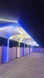 een verlicht paviljoen met 's nachts verlichting bij NANDAN RESORT 