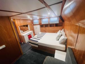 A bed or beds in a room at Lusaas Yacht