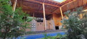 uma casa com piscina num jardim em Hotel Kamila em Samarkand