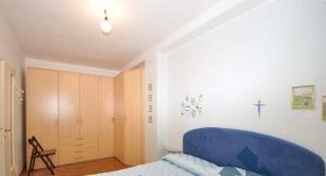 福波洛的住宿－A casa di Ale - Foppolo，一间卧室配有一张蓝色的床和一个衣柜