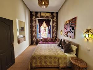 1 dormitorio con cama y ventana en chez youssef, en Fez