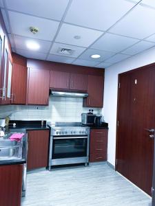Virtuvė arba virtuvėlė apgyvendinimo įstaigoje Dubai Town Jumeirah Beach Residence