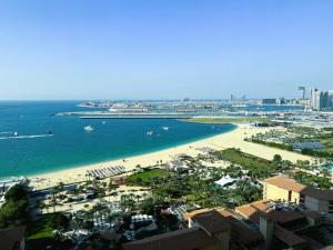 z powietrza widok na plażę i ocean w obiekcie Dubai Town Jumeirah Beach Residence w Dubaju