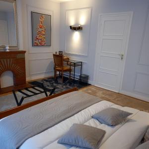 1 dormitorio con 1 cama grande y 1 mesa en Molibeau en Beauvais
