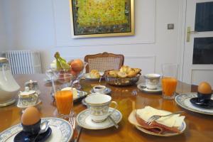 una mesa con huevos y un tazón de comida. en Molibeau, en Beauvais