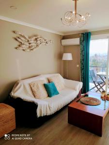 En eller flere senge i et værelse på Charming apartment with sea views, Playa Arenal, Javea