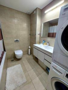 een badkamer met toilet en wastafel en wasmachine bij Apartment in Jerusalem Estate in Jeruzalem