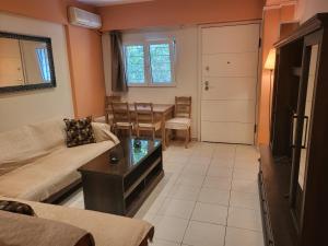 Ruang duduk di Independent and newly built apartment in Kallithea, next to Tavros train station, in a nice neighborhood