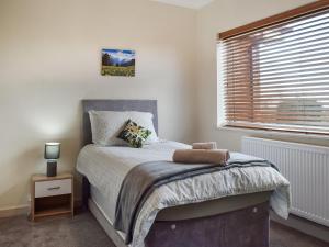 A bed or beds in a room at Lyncroft Holiday Bungalow
