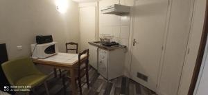 cocina pequeña con mesa pequeña y microondas en studio1 Bagnères de Bigorre, en Bagnères-de-Bigorre