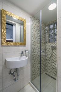 bagno con lavandino e doccia di CLAUDIA Apartments Budapest a Budapest