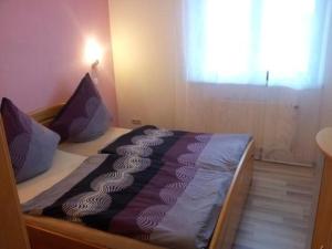 Säng eller sängar i ett rum på Gemütliche Ferienwohnung in Rheindiebach mit Grill und Terrasse