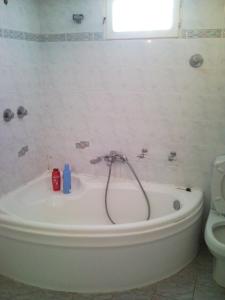 Een badkamer bij Astypalaia House