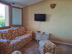 a living room with a couch and a flat screen tv at villetta costa paradiso in Costa Paradiso