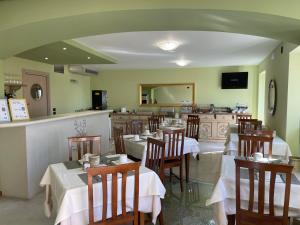un ristorante con tavoli, sedie e bancone di Relais Fontana Rosa B&B Wellness a Caprino Veronese