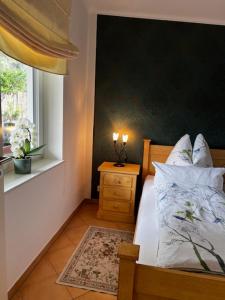 a bedroom with a bed with a window and a table at Exklusives Refugium- Privat-Boardinghouse Meerbusch - Ihre Oase nahe der Messe Düsseldorf in Meerbusch