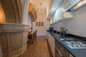 Кухня или мини-кухня в Abbey Church Upper North Aisle Luxury Self Catering 2 bedroom Apartments
