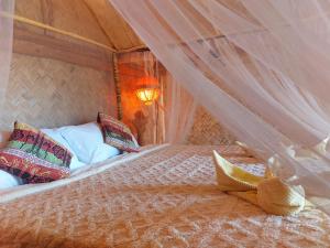 サン・ヴィチェンテにあるJungle Bar Honeymoon suite & private poolのベッドルーム(天蓋付きベッド1台付)