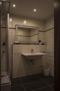 Koupelna v ubytování Hotel Weinhaus Kreuter