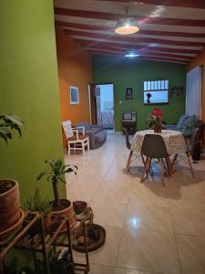 uma sala de estar com mesa e cadeiras em Buenavista, espacio natural em Ráquira