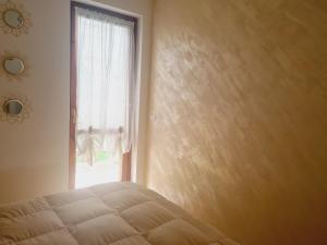 a bedroom with a bed and a window at villetta giulia fronte mare in Stintino