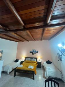 een slaapkamer met 2 bedden en een houten plafond bij Monoambientes Avril in Federación