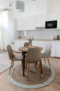 布達佩斯的住宿－MiniLux - Prater22，厨房配有木桌和椅子