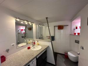 エンプリアブラバにあるAwayDays - 802 - Incredible 1-Bed Apartment with Magical Viewsのバスルーム(洗面台2台、トイレ付)