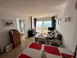 Zona d'estar a AwayDays - 802 - Incredible 1-Bed Apartment with Magical Views