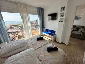 エンプリアブラバにあるAwayDays - 802 - Incredible 1-Bed Apartment with Magical Viewsのベッドルーム1室(ベッド1台、大きな窓付)