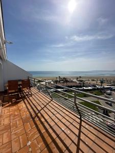 エンプリアブラバにあるAwayDays - 802 - Incredible 1-Bed Apartment with Magical Viewsのビーチの景色を望むバルコニー(椅子2脚付)