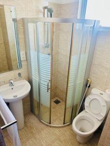 Wimbledon Two Rooms Apartment في كولومبو: حمام مع دش ومرحاض ومغسلة