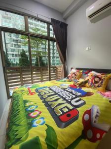una cama con un edredón de Disney en un dormitorio en Palazio卡通主题名宿 (Mount Austin), en Johor Bahru