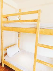 Łóżko lub łóżka piętrowe w pokoju w obiekcie Mountain Dew Guest House