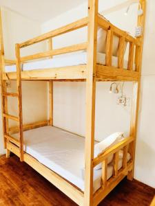 Mountain Dew Guest House tesisinde bir ranza yatağı veya ranza yatakları