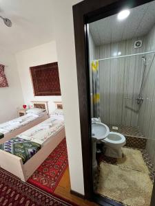 een badkamer met een bed, een wastafel en een toilet bij Hotel ISMOIL SAMONI in Bukhara