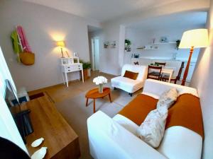 - un salon avec un canapé blanc et une table dans l'établissement Casa Brisa do Mar, à Caldas da Rainha