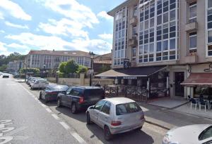 ÁngelesにあるApartamento Porta de Fisterraの路地に停車する車列