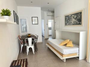 ロザスにあるAgi Joan Badosaのベッドルーム1室(ベッド1台、ダイニングルームテーブル付)